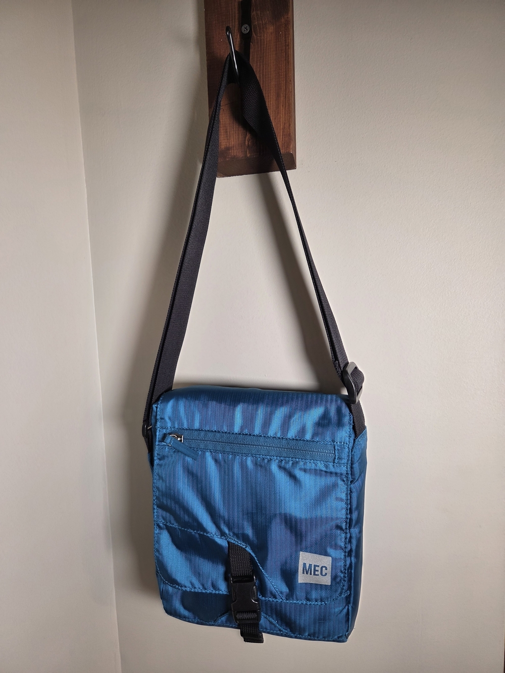 MEC Globetrotter Crossbody Messenger Bag Shiny Teal Blue